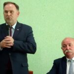 Lipnik. Podpisanie umów dotyczących dofinansowania modernizacji infrastruktury sportowej. Na zdjęciu (od lewej): Marek Kwitek - poseł PiS, Andrzej Grządziel - wójt Lipnika / Emilia Sitarska / Radio Kielce