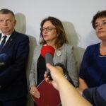 Wojewoda świętokrzyski Agata Wojtyszek nadzoruje zakończone inwestycje w szpitalu. Od lewej: senator Jarosław Rusiecki, wojewoda świętokrzyski Agata Wojtyszek, starosta Marzena Dębniak / Emilia Sitarska / Radio Kielce