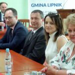 Lipnik. Podpisanie umów dotyczących dofinansowania modernizacji infrastruktury sportowej. Na zdjęciu (od lewej): zastępca prezydenta Ostrowca Św. - Dominik Smoliński, skarbnik gminy Ostrowiec Św. Sławomir Kijak, dyrektor PSP nr 4 w Ostrowcu - Agnieszka Batóg / Emilia Sitarska / Radio Kielce