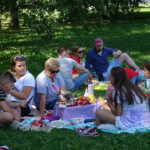 Ostrowiec Świętokrzyski. Śniadanie w parku / Emilia Sitarska / Radio Kielce