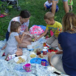 Ostrowiec Świętokrzyski. Śniadanie w parku / Emilia Sitarska / Radio Kielce