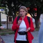 Ostrowiec Świętokrzyski. Nocne zwiedzanie miasta. Na zdjęciu: Monika Bryła-Mazurkiewicz - prezes Centrum Turystyczno-Krajoznawczego im. prof. Mieczysława Radwana / Emilia Sitarska / Radio Kielce