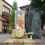 Ostrowiec Świętokrzyski. Ołtarz przy ulicy Górzystej, przy pomniku Jana Pawła II, obok kolegiaty pw. św Michała / Anna Głąb / Radio Kielce