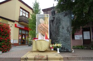 Ostrowiec Świętokrzyski. Ołtarz przy ulicy Górzystej, przy pomniku Jana Pawła II, obok kolegiaty pw. św Michała / Anna Głąb / Radio Kielce