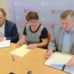 Podpisanie porozumienia między Starostwem Powiatowym w Ostrowcu, a gminą Bodzechów / Emilia Sitarska / Radio Kielce