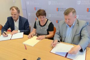 Podpisanie porozumienia między Starostwem Powiatowym w Ostrowcu, a gminą Bodzechów / Emilia Sitarska / Radio Kielce