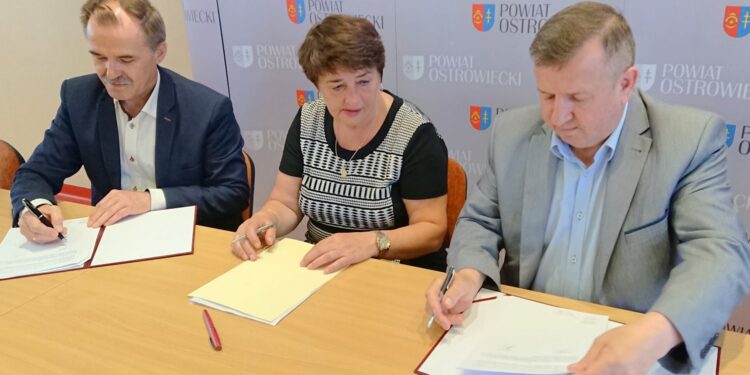 Podpisanie porozumienia między Starostwem Powiatowym w Ostrowcu, a gminą Bodzechów / Emilia Sitarska / Radio Kielce