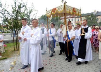 Ostrowiec Świętokrzyski. Procesja Bożego Ciała / Emilia Sitarska / Radio Kielce