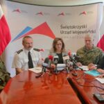 Na zdjęciu (od lewej): Artur Barański - dowódca 10 Świętokrzyskiej Brygady Obrony Terytorialnej, Robert Sabat - zastępca komendanta wojewódzkiego PSP w Kielcach, Agata Wojtyszek - wojewoda świętokrzyski, płk Jarosław Molisak - szef Wojewódzkiego Sztabu Wojskowego w Kielcach i Ewa Kopolovets - dyrektor Wydziału Polityki Społecznej i Zdrowia w Świętokrzyskim Urzędzie Wojewódzkim w Kielcach / Iwona Murawska / Radio Kielce