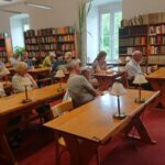 Kielce. Spacer śladami Gustawa Herlinga-Grudzińskiego. Przystanek w Wojewódzkiej Bibliotece Pedagogicznej. Przewodnikiem była doktor Irena Furnal / Dorota Klusek / Radio Kielce