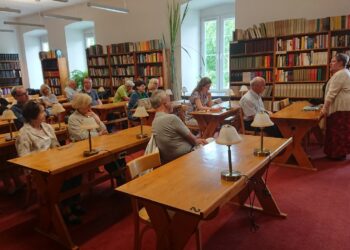 Kielce. Spacer śladami Gustawa Herlinga-Grudzińskiego. Przystanek w Wojewódzkiej Bibliotece Pedagogicznej. Przewodnikiem była doktor Irena Furnal / Dorota Klusek / Radio Kielce