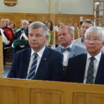 Starachowice. 60-lecie kapłaństwa księdza prałata Bogdana Lipca. Na zdjęciu (od lewej): senator Jarosław Rusiecki i poseł Krzysztof Lipiec / Emilia Sitarska / Radio Kielce