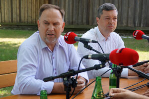 Tokarnia. Studio Polityczne Radia Kielce. Na zdjęciu Marek Kwitek, poseł Prawa i Sprawiedliwości i Sebastian Nowaczkiewicz, PSL / Piotr Michalski / Radio Kielce