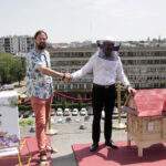 Ule na dachu kieleckiego Best Western Grand Hotel. Na zdjęciu: Krzysztof Antoszewski i Piotr Dwurnik - dyrektor hotelu Best Western Grand Hotel / Krzysztof Bujnowicz / Radio Kielce