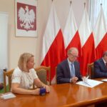 Od prawej: Andrzej Michalski - dyrektor świętokrzyskiego oddziału PFRON, Marek Scelina - dyrektor MOPR w Kielcach / Iwona Murawska / Radio Kielce