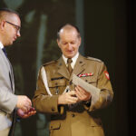 Kielce. Uroczystości upamiętniające utworzenie 2. Pułku Artylerii Lekkiej Legionów. Na zdjęciu: Arkadiusz Kubiec, zastępca prezydenta Kielc i Mirosław Smerdzyński, Wojskowy Komendant Uzupełnień w Kielcach / Jarosław Kubalski / Radio Kielce