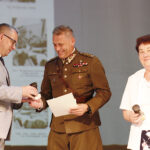 Kielce. Uroczystości upamiętniające utworzenie 2. Pułku Artylerii Lekkiej Legionów. Na zdjęciu: Arkadiusz Kubiec, zastępca prezydenta Kielc; Robert Mazur, dowódca Kieleckiego Ochotniczego Szwadronu Kawalerii im. 13. Pułku Ułanów Wileńskich; Anna Łakomiec, prezes Stowarzyszenia "Kielecka Rodzina Katyńska" / Jarosław Kubalski / Radio Kielce