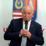 Lipnik. Podpisanie umów dotyczących dofinansowania modernizacji infrastruktury sportowej. Wójt gminy Lipnik - Andrzej Grządziel / Emilia Sitarska / Radio Kielce