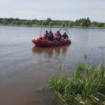 Strażacy przeszukują rzekę Kamienną / KPP Starachowice