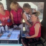 Sandomierska Sobota ze Zdrowiem. Od lewej: pielęgniarki Alicja Zielińska, Małgorzata Surowiec, Beata Wiater - wicedyrektor Szpitala Specjalistycznego w Sandomierzu i Krystyna Szalaj - mieszkanka Sandomierza / Grażyna-Szlęzak-Wójcik / Radio Kielce