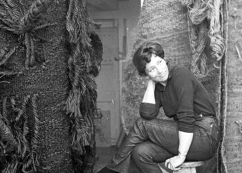 Magdalena Abakanowicz z abakanami w swojej pracowni / fot. archiwum artystki / Starmach Gallery