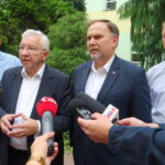 Od lewej: Piotr Lipiński - Kierownik sandomierskiego oddziału Świętokrzyskiego Ośrodka Doradztwa Rolniczego w Modliszewicach i poseł Krzysztof Lipiec, poseł Marek Kwitek, Waldemar Maruszczak - kierownik sandomierskiego oddziału Agencji Restrukturyzacji i Modernizacji Rolnictwa / Emilia Sitarska / Radio Kielce