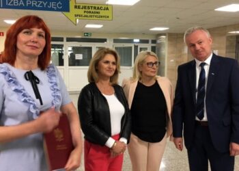 Na zdjęciu (od lewej): Małgorzata Jalowska – wicestarosta opatowski, Małgorzata Kiebzak – dyrektor świętokrzyskiego NFZ, Irena Liszka – dyrektor ds. lecznictwa w szpitalu św. Leona, Artur Kubas – prezes szpitala św. Leona / Emilia Sitarska / Radio Kielce