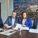 Podpisanie umów na dofinansowanie przebudowy dróg. Na zdjęciu, od lewej: Marzena Bernat - wójt Brodów, Marek Materek - prezydent Starachowic , Agata Wojtyszek - wojewoda świętokrzyski, Piotr Babicki - starosta starachowicki / Anna Głąb / Radio Kielce