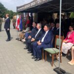 Sandomierz. Przysięga WOT. Na zdjęciu (od lewej): płk Artur Barański - dowódca 10. Świętokrzyskiej Brygady Obrony Terytorialnej (przemawia), Piotr Wawrzyk - podsekretarz stanu w MSZ, poseł Marek Kwitek, poseł Krzysztof Lipiec, poseł Andrzej Kryj i Małgorzata Pruś / Grażyna Szlęzak - Wójcik / Radio Kielce