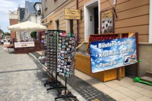 Reklamy na Rynku starego miasta / Grażyna-Szlęzak-Wójcik / Radio Kielce