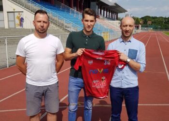 Na zdjęciu (od lewej): Sebastian Wieczorek - prezes klubu, Mirosław Kmiotek i Sławomir Gągorowski - wiceprezes Wisły / SKS Wisła Sandomierz / Facebook