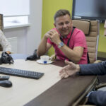 Moskwa. Bajkowe lato z Radiem Kielce. Wizyta w wytwórni Sojuzmultfilm. Na zdjęciu Borys Maszkowcew, dyrektor Sojuzmultfilm, Grażyna Szlęzak-Wójcik oraz Robert Szumielewicz / Sojuzmultfilm