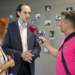 Moskwa. Bajkowe lato z Radiem Kielce. Wizyta w wytwórni Sojuzmultfilm. Na zdjęciu Borys Maszkowcew, dyrektor Sojuzmultfilm, Grażyna Szlęzak-Wójcik oraz Robert Szumielewicz / Sojuzmultfilm