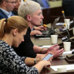 Kielce. Sesja Rady Miasta Kielce. Na zdjęciu: Agata Wojda - radna Koalicji Obywatelskiej, Katarzyna Czech-Kruczek - radna Koalicji Obywatelskiej / Wiktor Taszłow / Radio Kielce