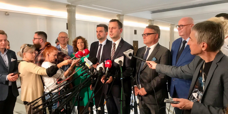Konferencja prasowa zorganizowana przed podjęciem decyzji przez Radę Naczelną PSL, w jakiej formule ludowcy wystartują w jesiennych wyborach parlamentarnych / twitter.com/DariuszKlimczak