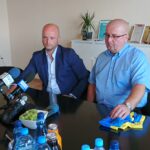 Na zdjęciu, od lewej: prezes firmy Global Pharma Damian Furman i prezes Orlicza 1924 Suchedniów Maciej Glijer / Jakub Rożek / Radio Kielce