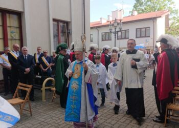 Skarżysko. 14.rocznica koronacji obrazu Matki Bożej Ostrobramskiej. Na zdjęciu: Henryk Tomasik - biskup radomski / Anna Głąb / Radio Kielce