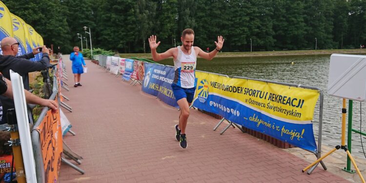 MOSiRGutwinRun, na zdj. zwycięzca w kategorii open,na 10 kilometrów Wojciech Jarosz z Juventus Kobex / Anna Głąb / Radio Kielce
