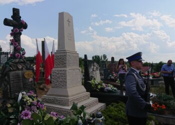 Starachowice. Święto Policji połączone z odsłonięciem pomnika poległych funkcjonariuszy / Anna Głąb / Radio Kielce