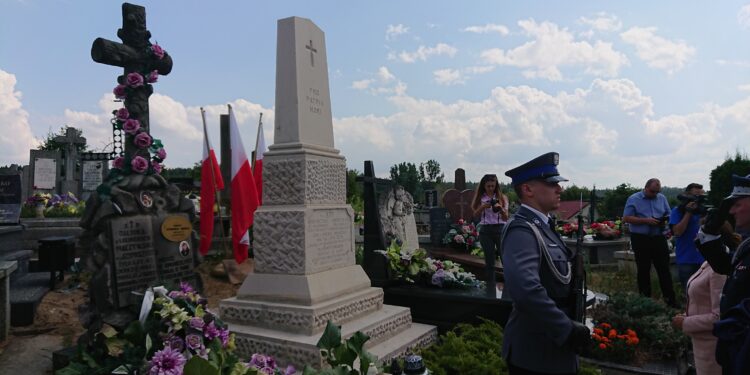 Starachowice. Święto Policji połączone z odsłonięciem pomnika poległych funkcjonariuszy / Anna Głąb / Radio Kielce