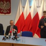 Podpisanie porozumienia w sprawie organizacji pracy na szpitalnych oddziałach ratunkowych. Paweł Kamiński - zastępca dyrektora ds. administracyjnych w Lotniczym Pogotowiu Ratunkowym, Maciej Miłkowski - podsekretarz stanu w Ministerstwie Zdrowia i Bartłomiej Dorywalski - wicewojewoda świętokrzyski / Iwona Murawska / Radio Kielce