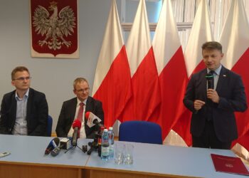 Podpisanie porozumienia w sprawie organizacji pracy na szpitalnych oddziałach ratunkowych. Paweł Kamiński - zastępca dyrektora ds. administracyjnych w Lotniczym Pogotowiu Ratunkowym, Maciej Miłkowski - podsekretarz stanu w Ministerstwie Zdrowia i Bartłomiej Dorywalski - wicewojewoda świętokrzyski / Iwona Murawska / Radio Kielce