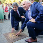 Odsłonięcie słoneczka przez dyrygenta Mirosława Jacka Błaszczyka / Dorota Klusek / Radio Kielce