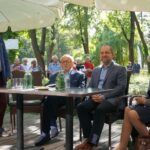 Krzysztof Penderecki w kawiarence festiwalowej. Od lewej: Artur Jaroń – dyrektor artystyczny Festiwalu, Krzysztof Penderecki, Maciej Tworek, dyrygent, asystent Krzysztofa Pendereckiego oraz Elżbieta Penderecka. / Dorota Klusek / Radio Kielce