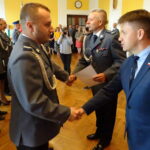 Powiatowe Święto Policji. Awanse policjantom wręczają inspektor Artur Bielecki - zastępca komendanta wojewódzkiego policji w Kielcach i Bartłomiej Dorywalski - wicewojewoda świętokrzyski (pierwszy z prawej) / Ewa Pociejowska-Gawęda / Radio Kielce