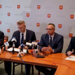 Na zdjęciu (od lewej): Marcin Różycki - zastępca prezydenta Kielc, Bogdan Wenta - prezydent Kielc, Arkadiusz Kubiec - zastępca prezydenta Kielc i Tomasz Porębski - rzecznik prasowy prezydenta Kielc / Piotr Kwaśniewski / Radio Kielce