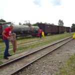 Sprzątanie terenów kolejki wąskotorowej. / Ewa Pociejowska-Gawęda / Radio Kielce