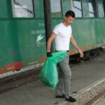 Sprzątanie terenów kolejki wąskotorowej. / Ewa Pociejowska-Gawęda / Radio Kielce