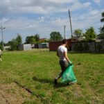 Sprzątanie terenów kolejki wąskotorowej. / Ewa Pociejowska-Gawęda / Radio Kielce