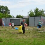 Sprzątanie terenów kolejki wąskotorowej. / Ewa Pociejowska-Gawęda / Radio Kielce